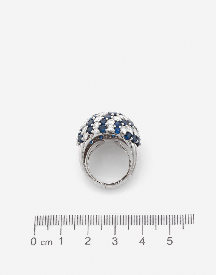 Bague boule Platine, or, diamants et saphirs A diamond, sapphire, platinum and gold ring