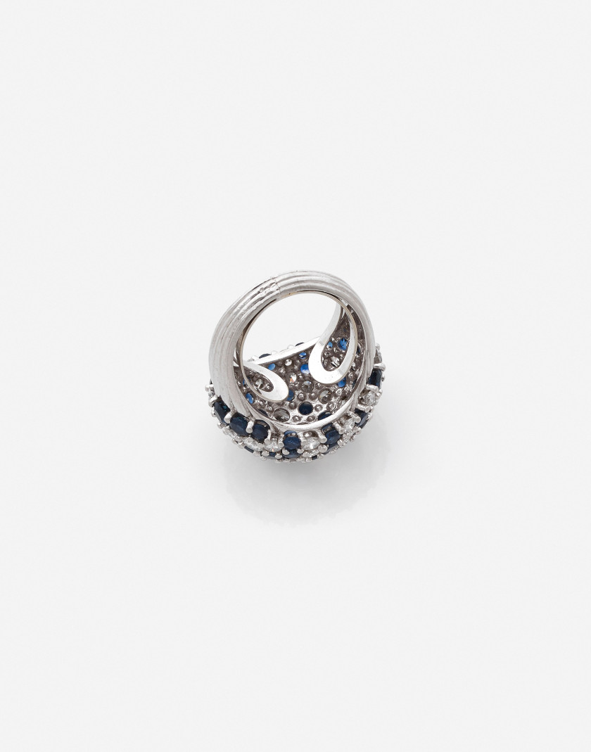 Bague boule Platine, or, diamants et saphirs A diamond, sapphire, platinum and gold ring