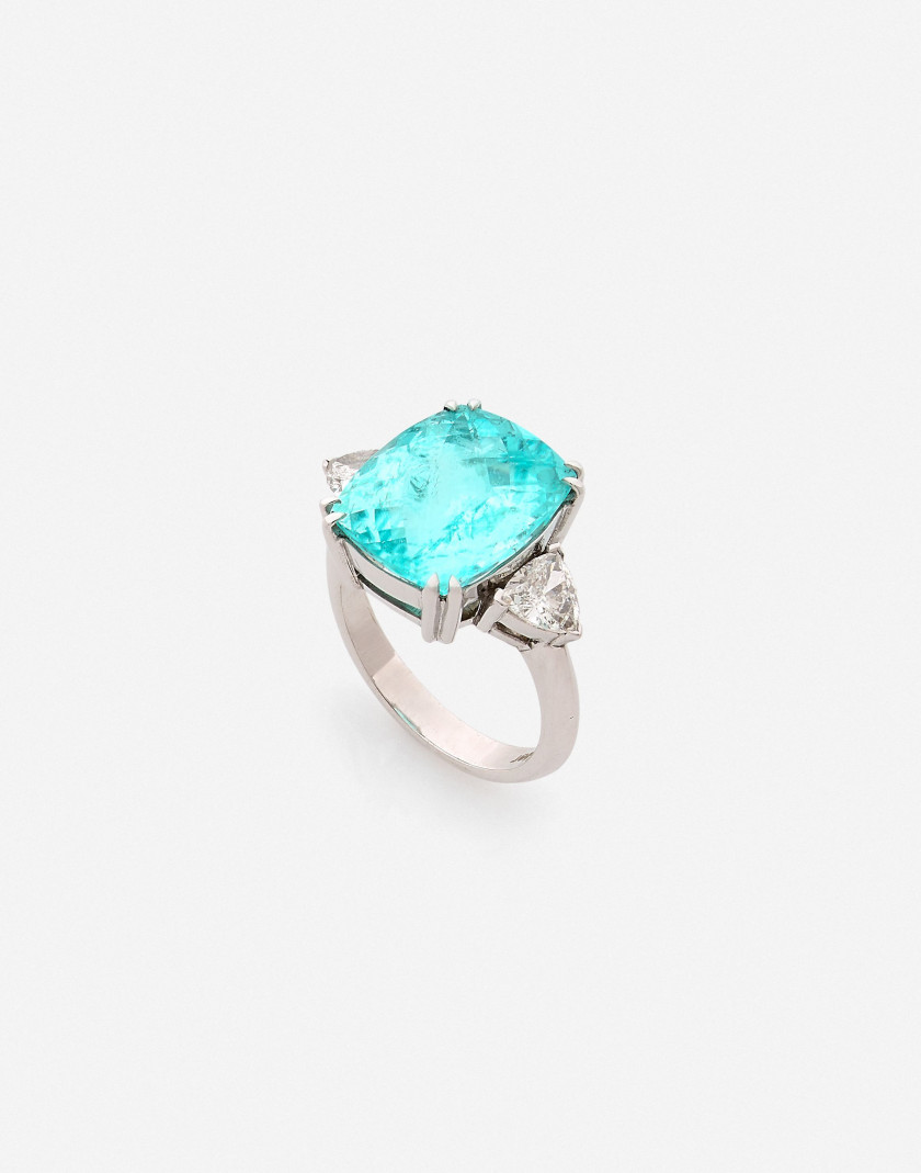 Bague en or, tourmaline 8.01 cts (AIGS: "type Paraïba) et diamants A 8.01 ct tourmaline (AIGS certificate: "Paraiba type"), diamond XX