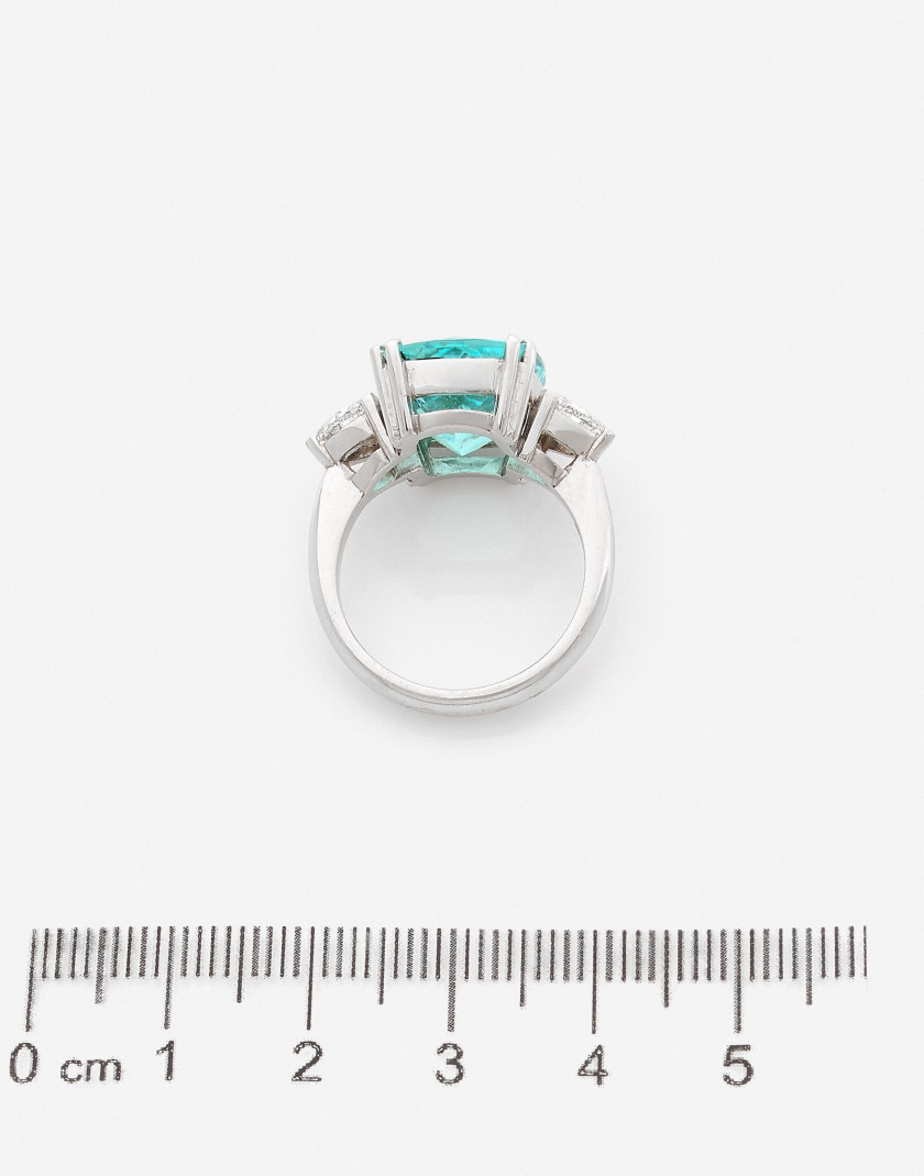 Bague en or, tourmaline 8.01 cts (AIGS: "type Paraïba) et diamants A 8.01 ct tourmaline (AIGS certificate: "Paraiba type"), diamond XX