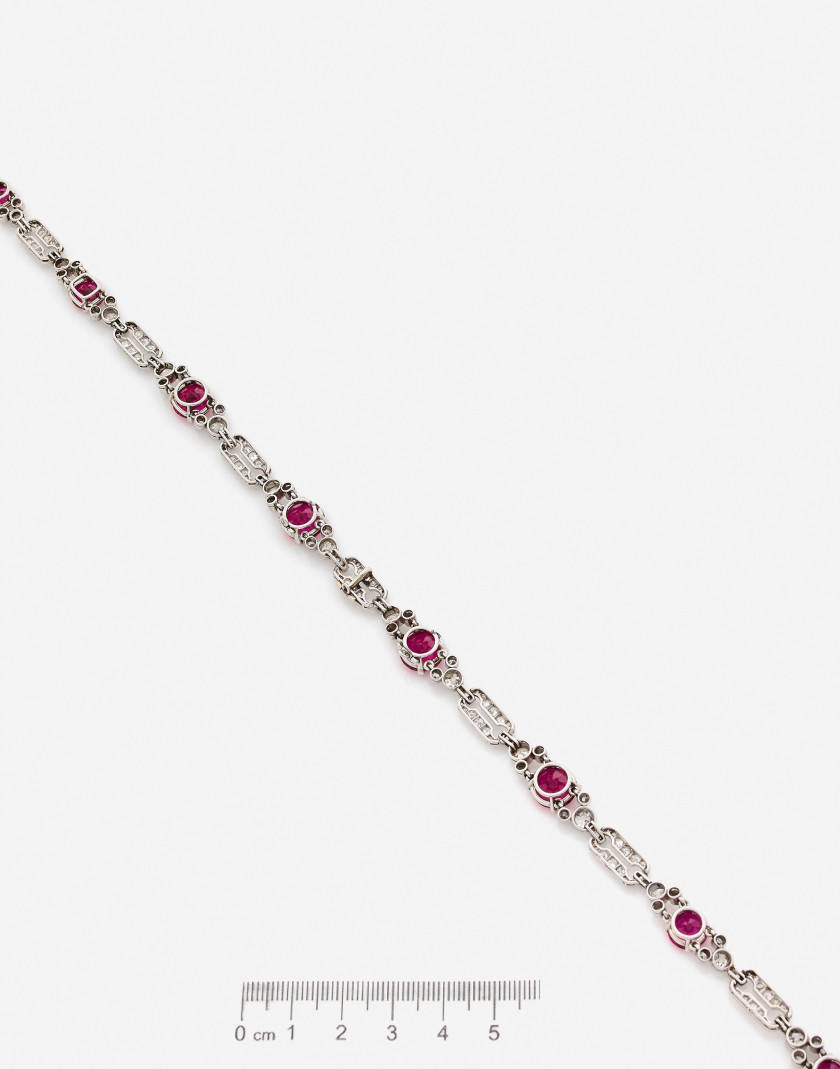 Collier en platine, rubis synthétiques et diamants, époque Art Déco A synthetic ruby, diamond and platinum necklace, Art Deco period