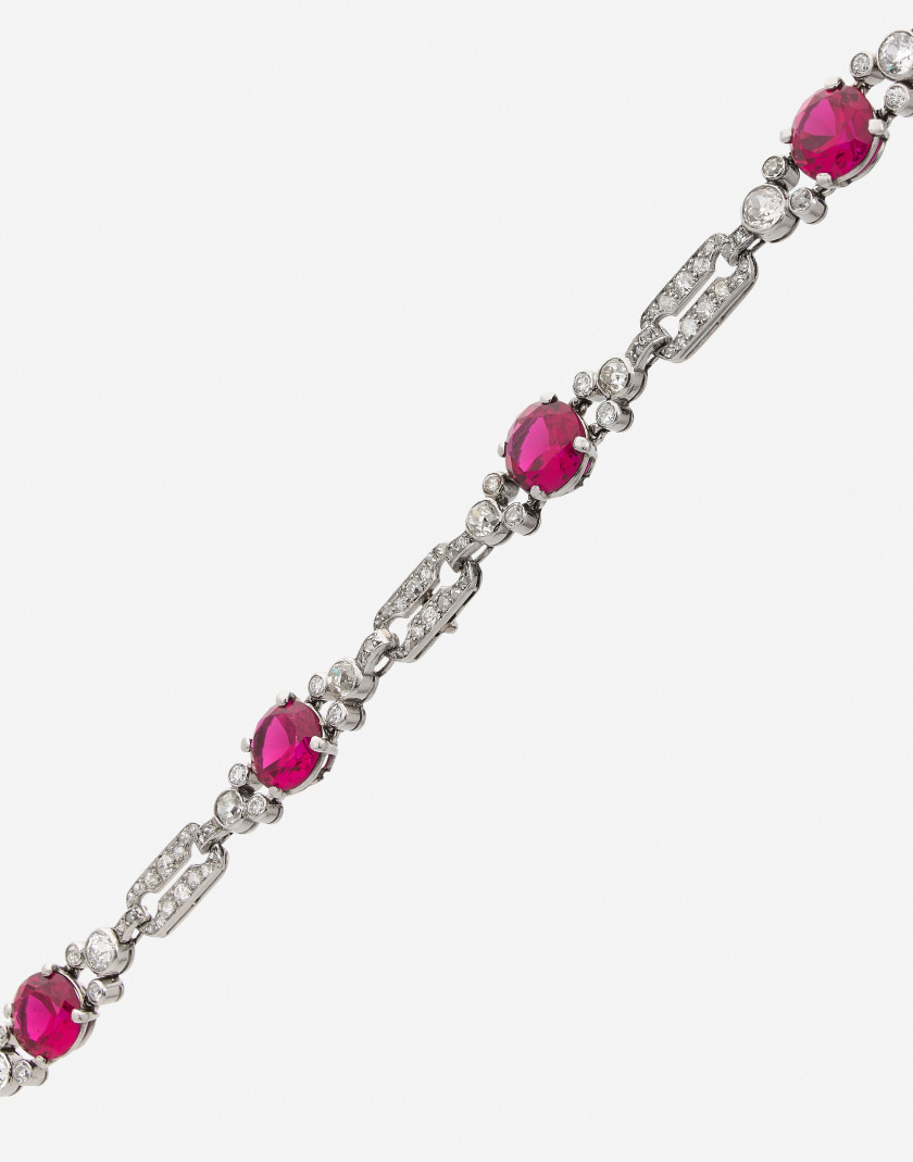 Collier en platine, rubis synthétiques et diamants, époque Art Déco A synthetic ruby, diamond and platinum necklace, Art Deco period