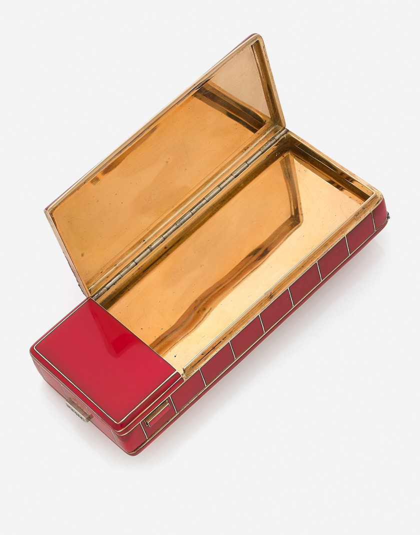LACLOCHE FRERES  Boîte de beauté en or, diamants et laque rouge, vers 1925-1930 A red laquer, diamond and gold vanity case, circa 192