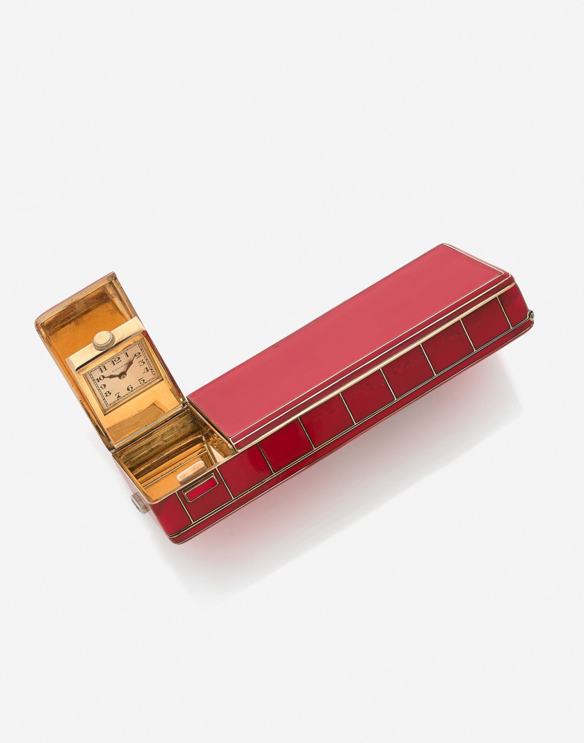 LACLOCHE FRERES  Boîte de beauté en or, diamants et laque rouge, vers 1925-1930 A red laquer, diamond and gold vanity case, circa 192