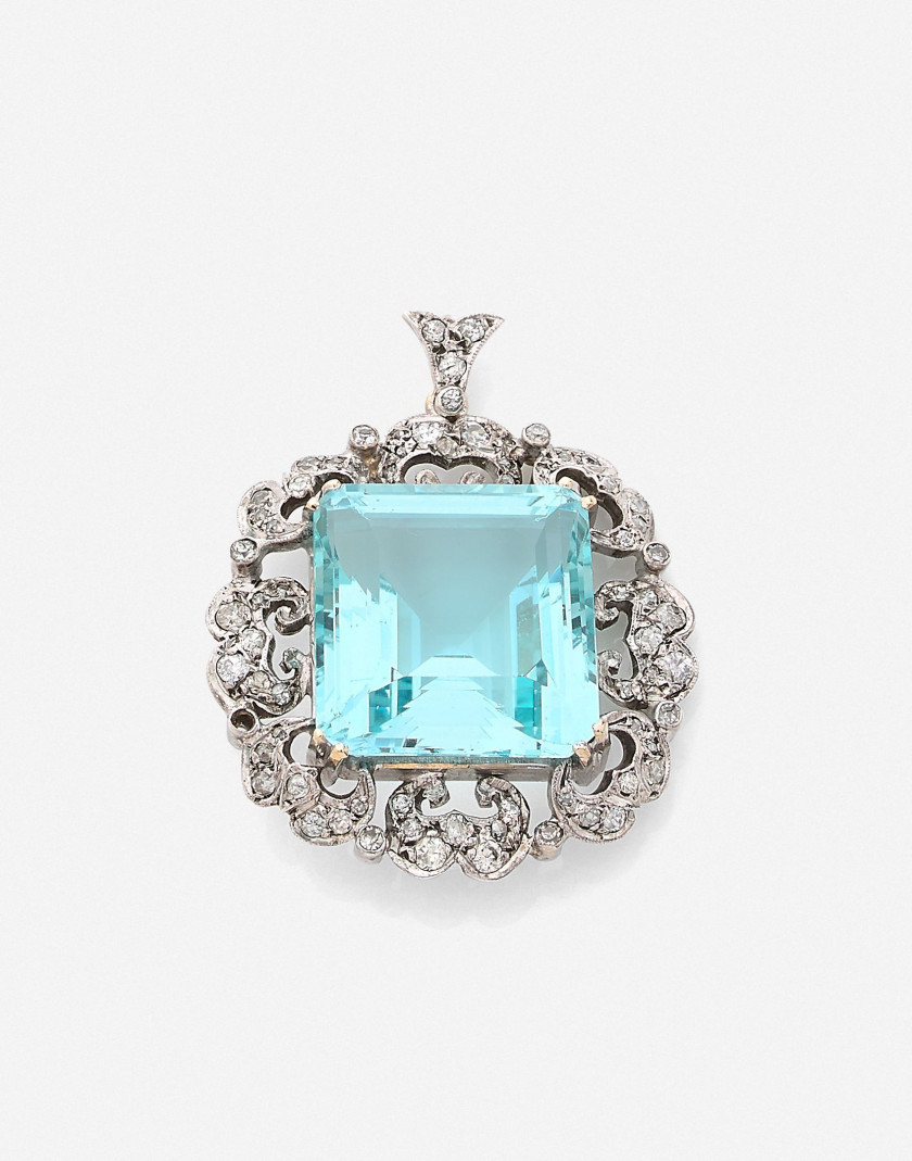 Pendentif en or, aigue-marine de 40 à 41 cts et diamants, vers 1920 A 40 to 41 ct aquamarine, diamond and gold pendant, circa 1920