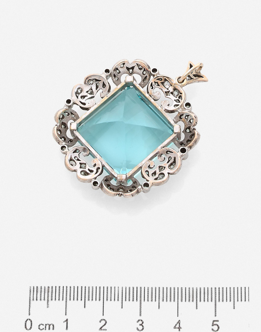 Pendentif en or, aigue-marine de 40 à 41 cts et diamants, vers 1920 A 40 to 41 ct aquamarine, diamond and gold pendant, circa 1920