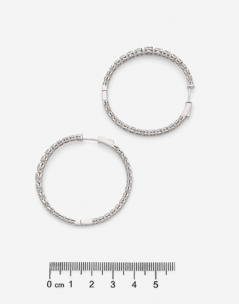 Paire de créoles en or et diamants (3.61 cts) A pair of diamond (3.61 ct) and gold hoops