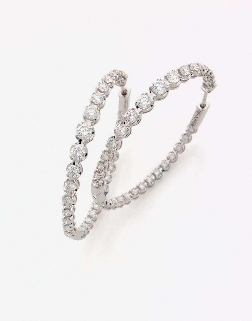 Paire de créoles en or et diamants (3.61 cts) A pair of diamond (3.61 ct) and gold hoops