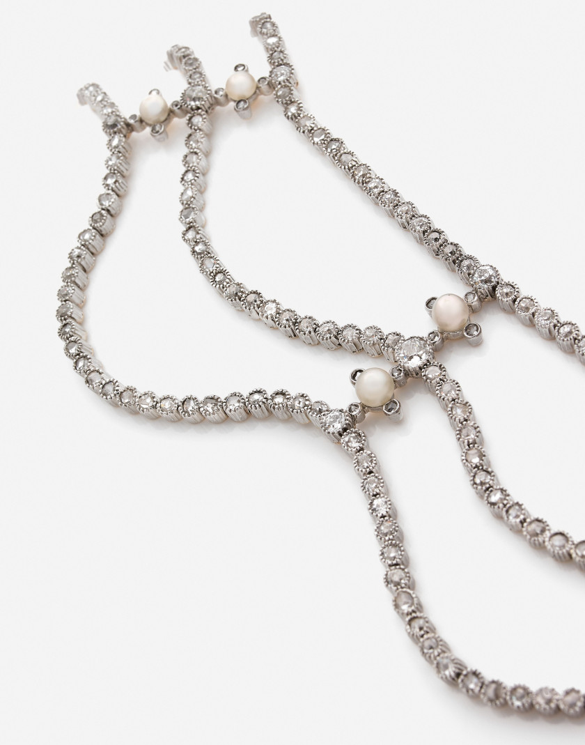 Collier draperie en or, argent, diamants, perles probablement fines, vers 1920 A diamond, probably natural pearl, silver and gold nec