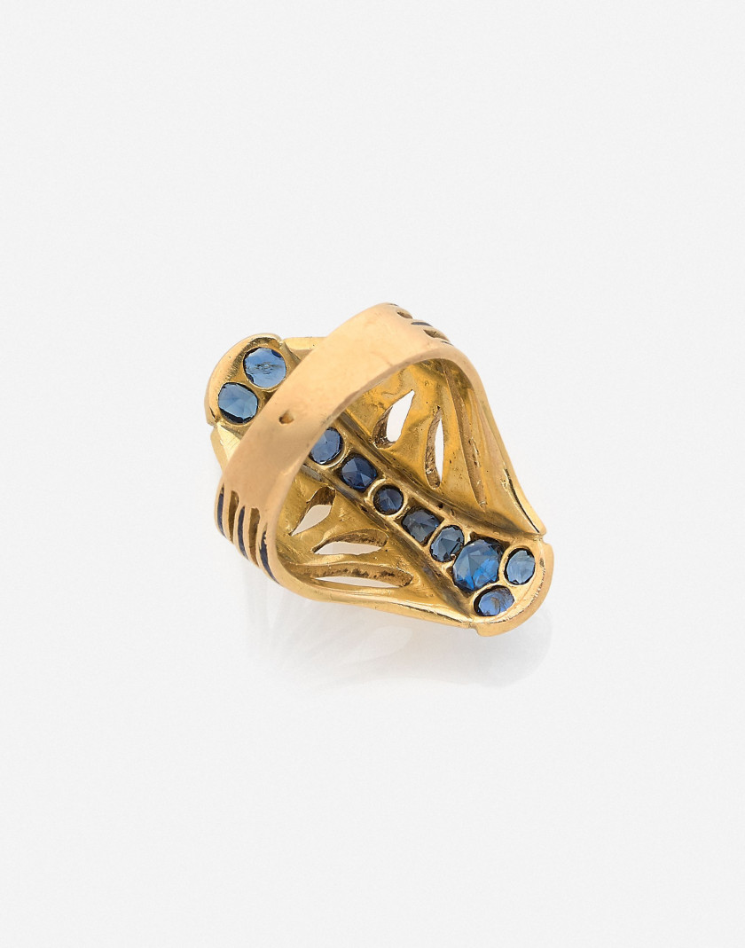 Edouard de MARTILLY (Attribuée à) Bague or, émail et saphirs, vers 1903 A sapphire, enamel and gold ring, ca. 1903 (attributed to)