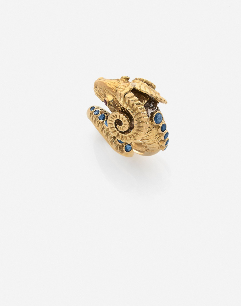 ZOLOTAS  Bague bélier en or et saphirs A sapphire and gold ram ring