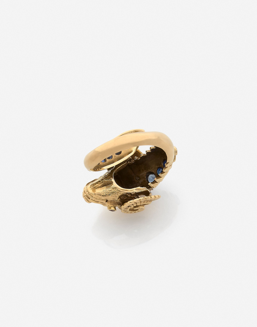 ZOLOTAS  Bague bélier en or et saphirs A sapphire and gold ram ring