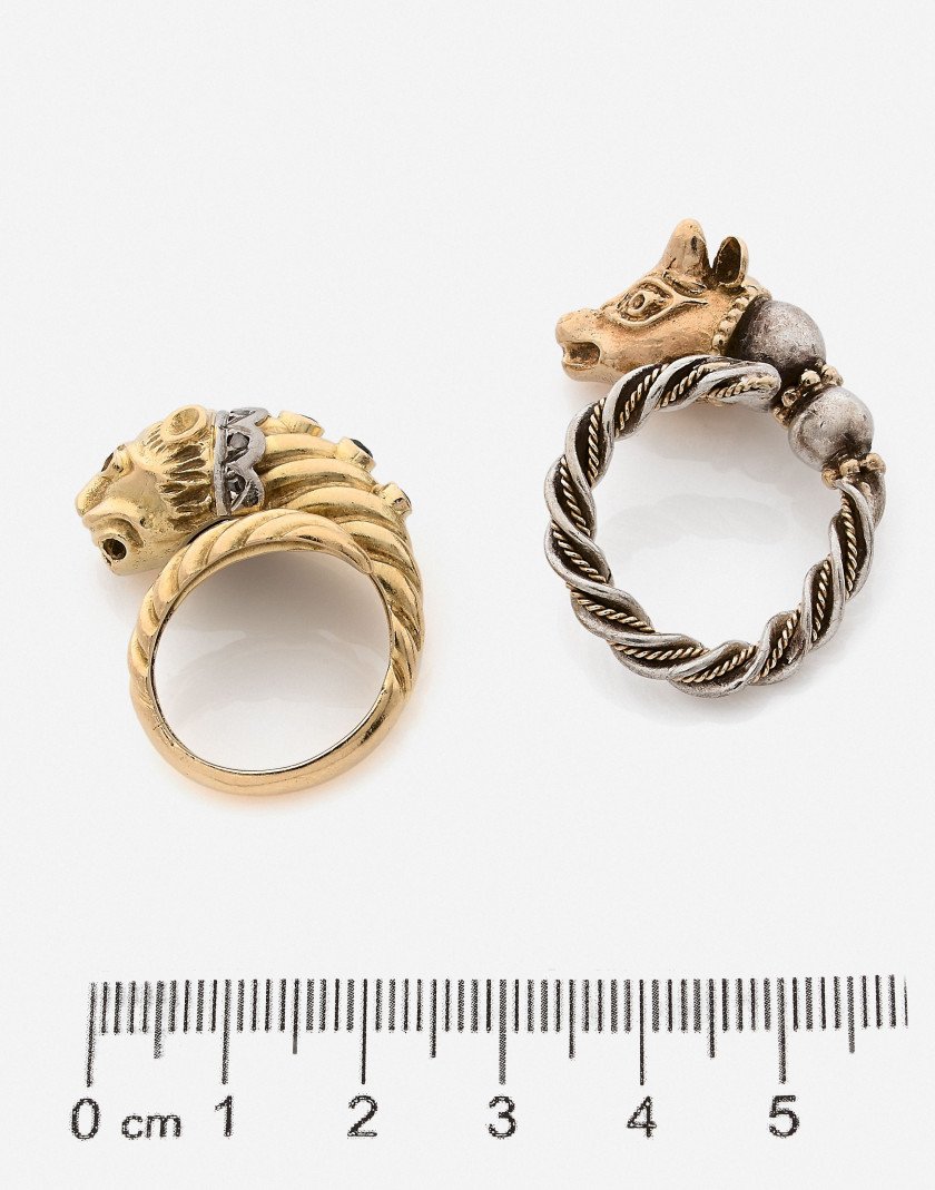 ZOLOTAS Deux bagues à enroulements en or et argent Two silver and gold rings