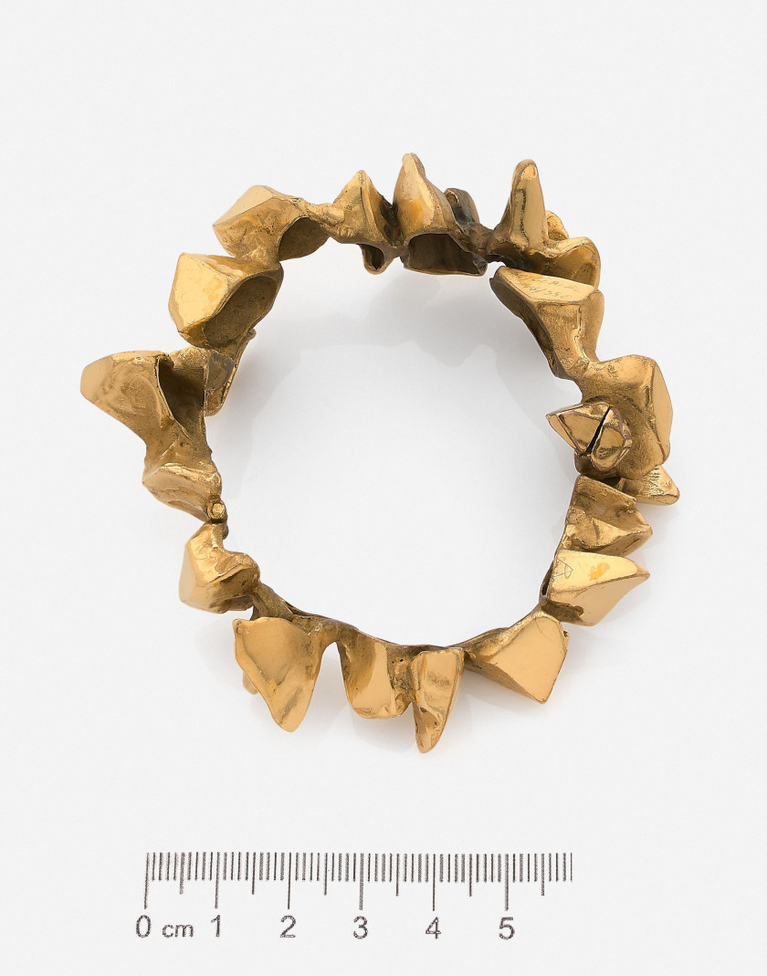 Alicia PENALBA Bracelet rigide ouvrant en bronze doré A gilded bronze bangle