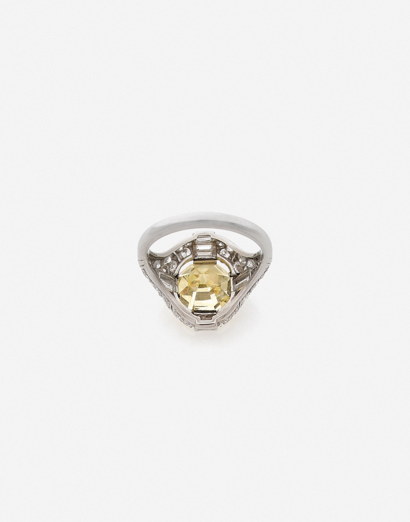 Bague en platine, diamant Fancy Intense yellow octogonal (GIA: couleur naturelle, VS1, pas de fluo), Epoque Art Déco A 5.55 ct octagon