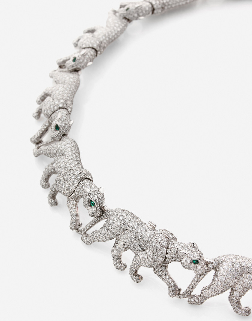 CARTIER  Collier en or, frise de panthères pavées de diamants, et émeraudes A diamond panther frieze, emerald and gold necklace