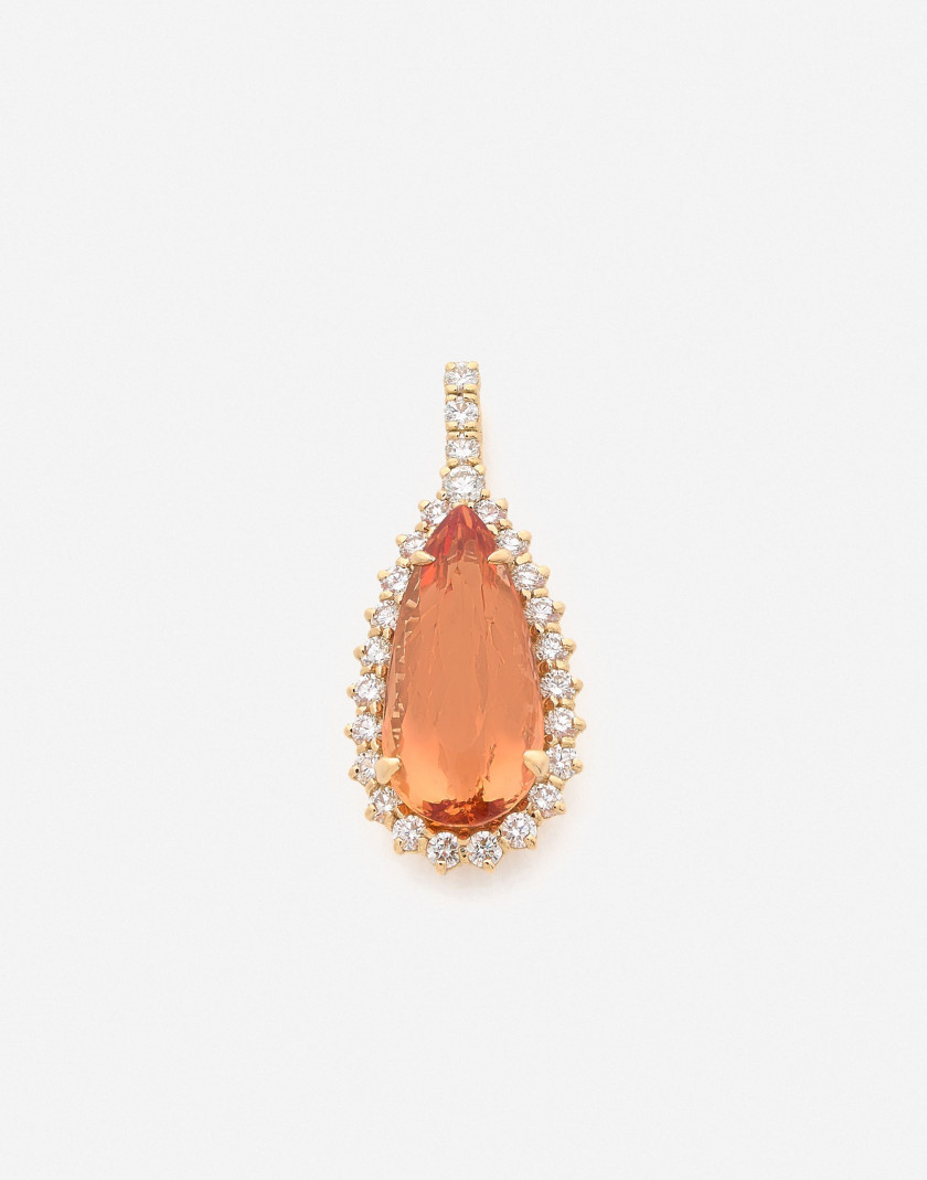 Pendentif or, diamants et topaze impériale 13.95 cts (CGL & Ignius) A 13.95 ct imperial topaz (CGL & Ignius), diamond and gold pendant