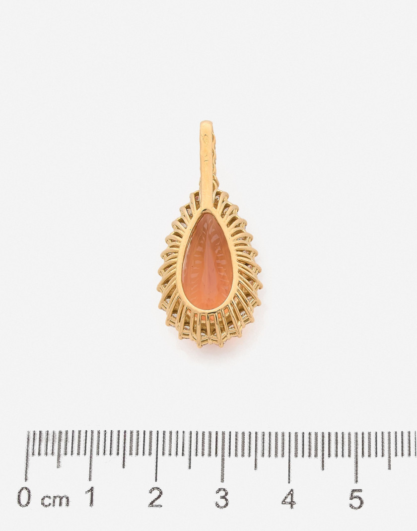 Pendentif or, diamants et topaze impériale 13.95 cts (CGL & Ignius) A 13.95 ct imperial topaz (CGL & Ignius), diamond and gold pendant