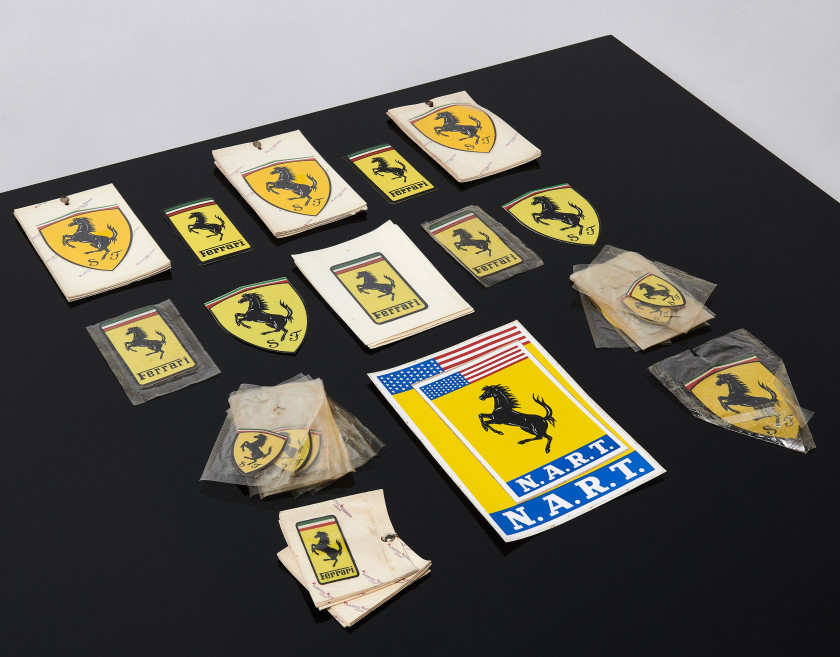 FERRARI  Ensemble d'écussons autocollants, de stickers