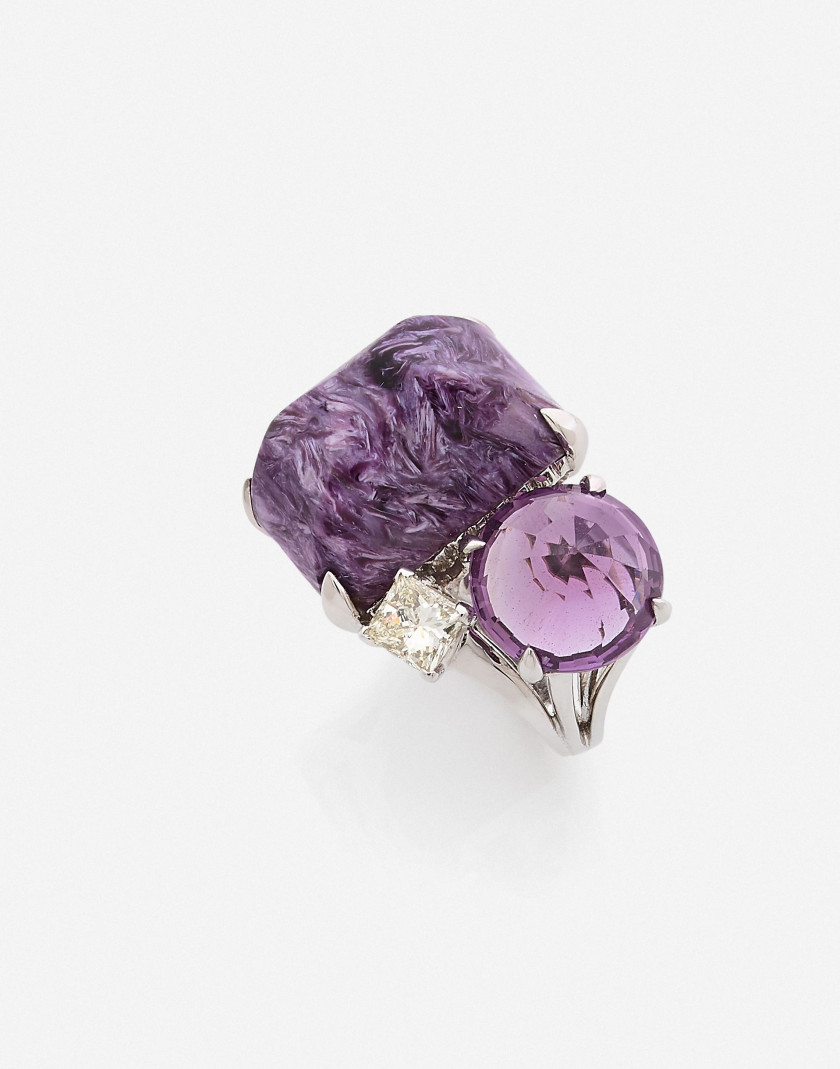 Bague en or, charoïte, améthyste et diamants  A charoite, diamond, amethyst and 18k white gold ring