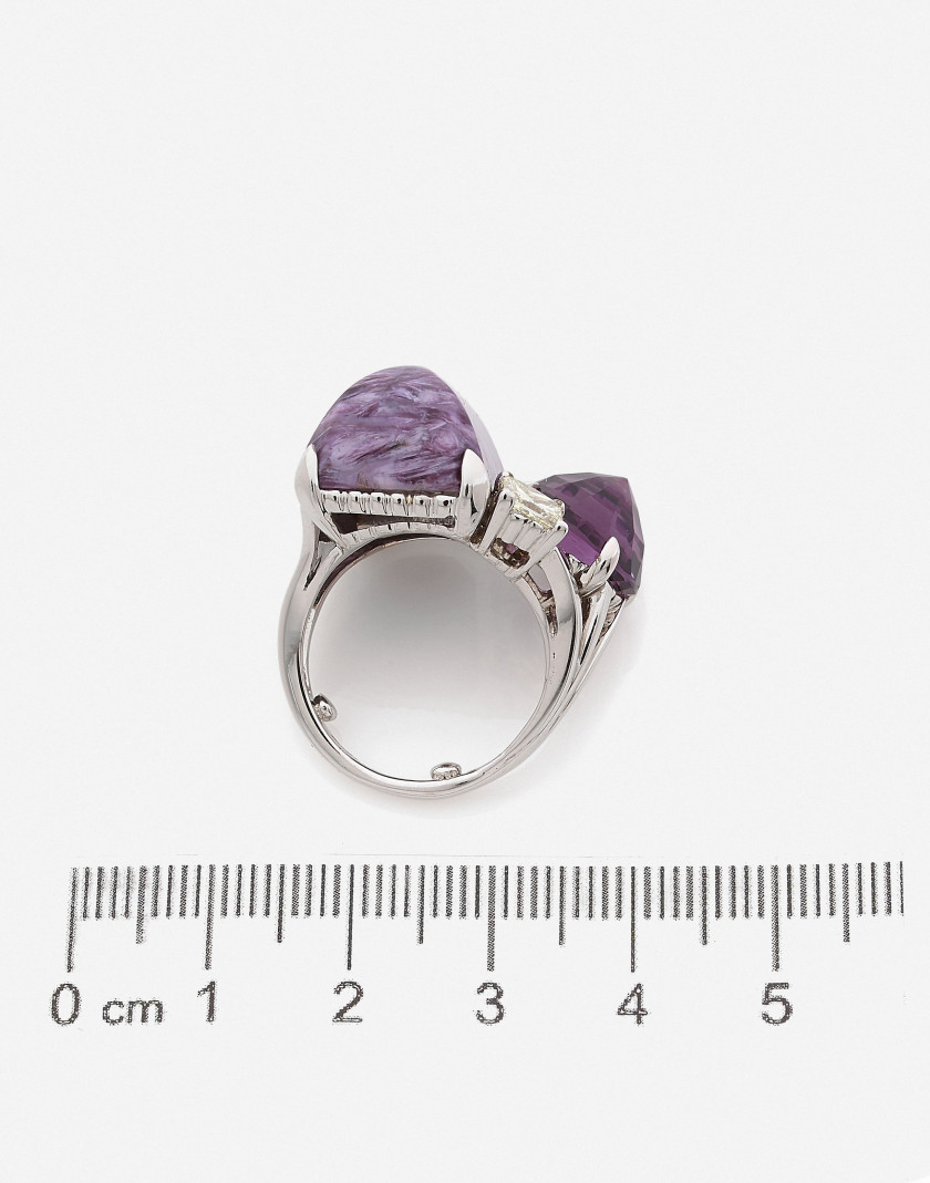 Bague en or, charoïte, améthyste et diamants  A charoite, diamond, amethyst and 18k white gold ring