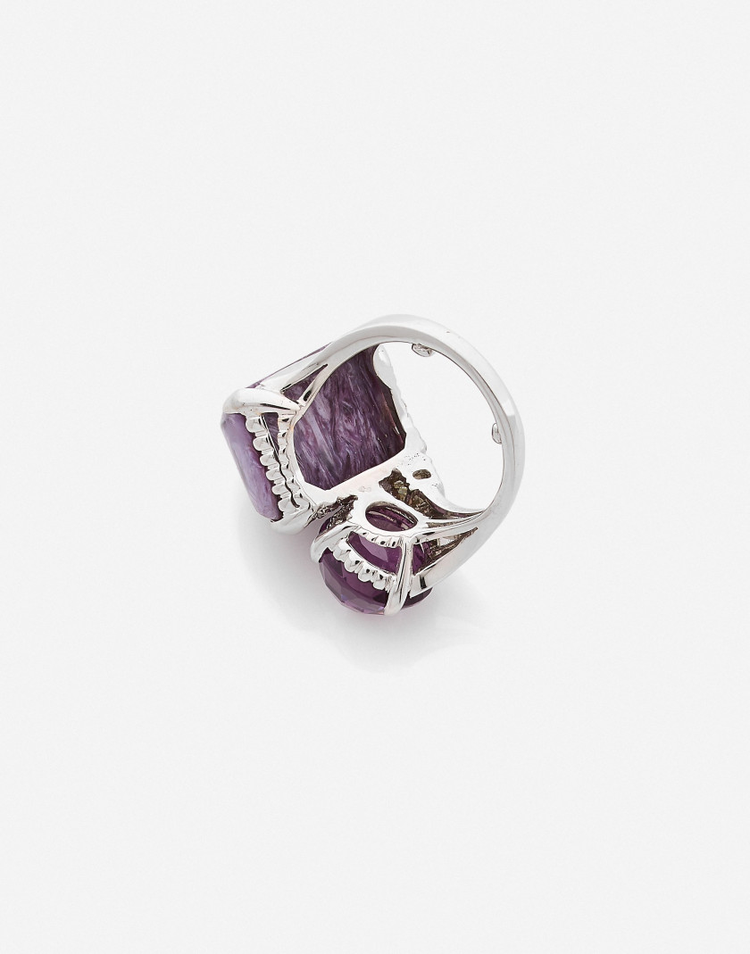 Bague en or, charoïte, améthyste et diamants  A charoite, diamond, amethyst and 18k white gold ring