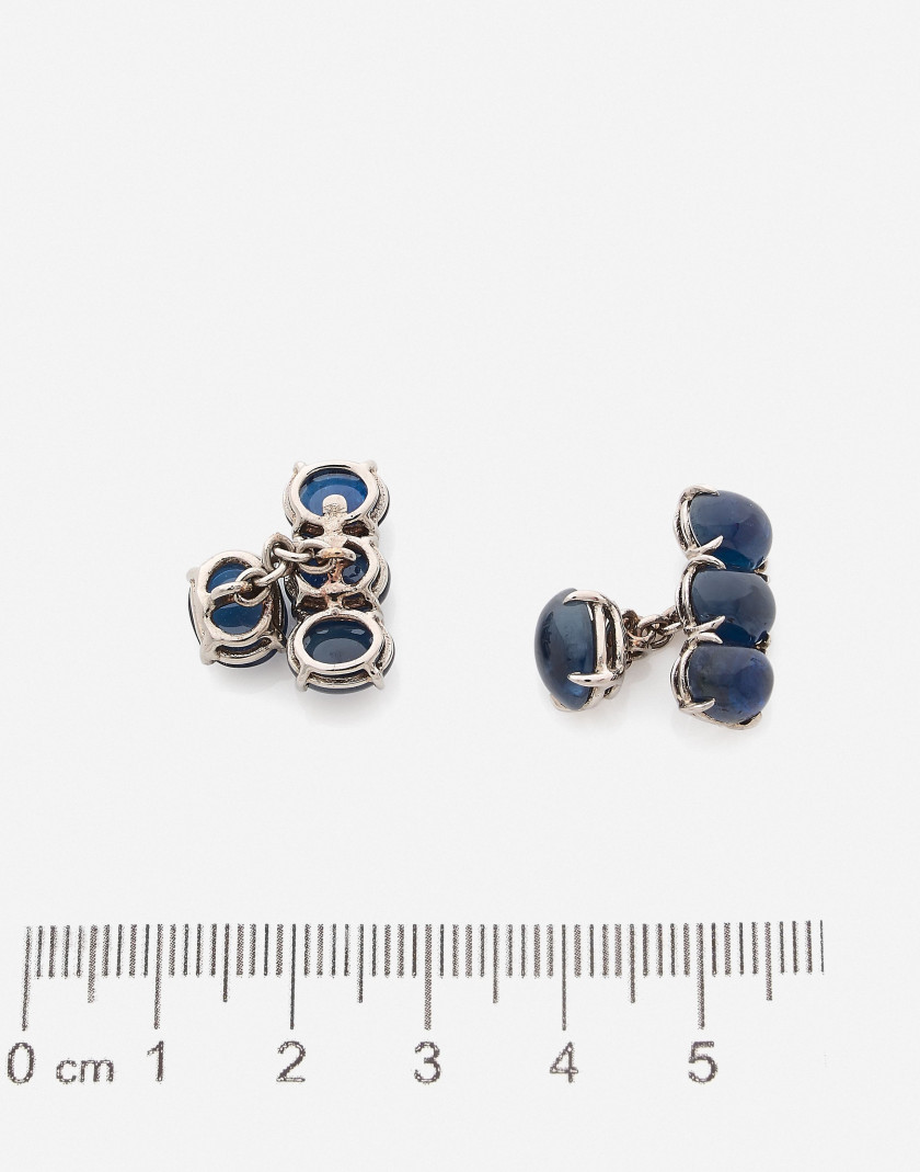 Boutons de manchette Or et saphirs cabochons A pair of sapphire and 18k white gold cufflinks