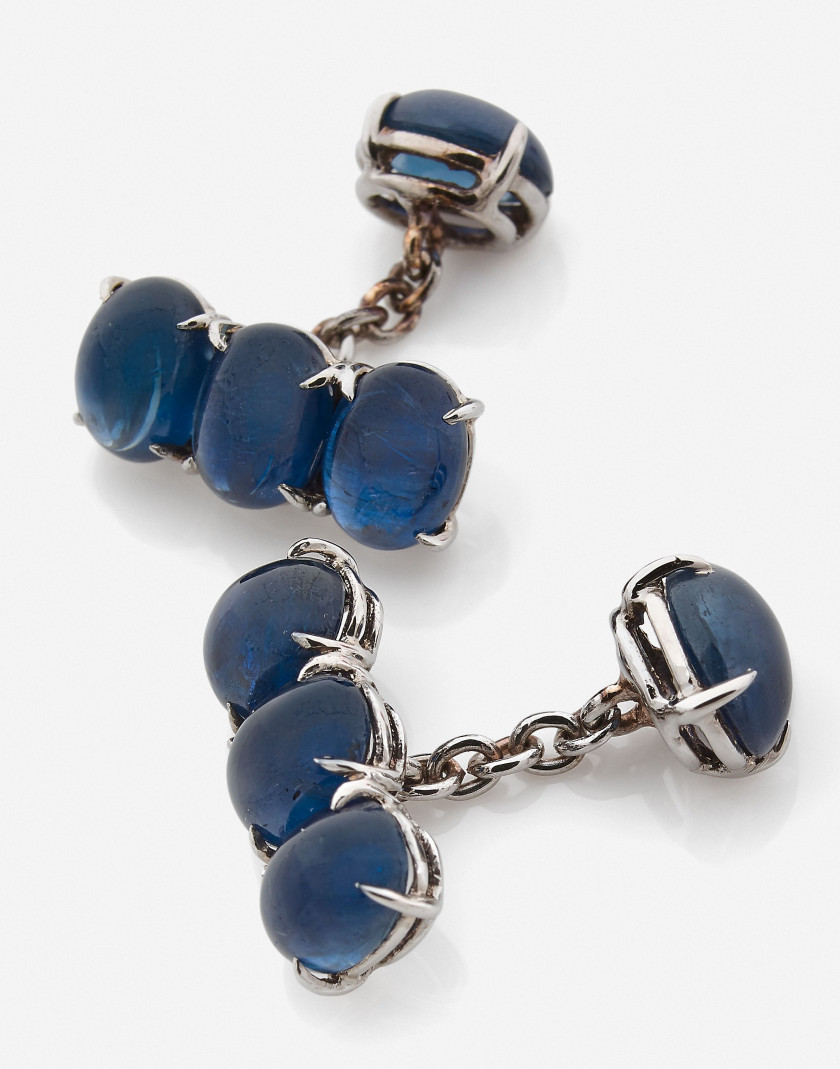 Boutons de manchette Or et saphirs cabochons A pair of sapphire and 18k white gold cufflinks