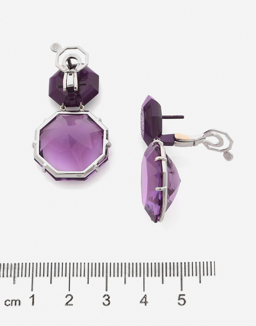 Margherita BURGENER Pendants d'oreilles or, titane, améthystes et diamants A pair of amethyst, diamond, titanium and gold ear pendant