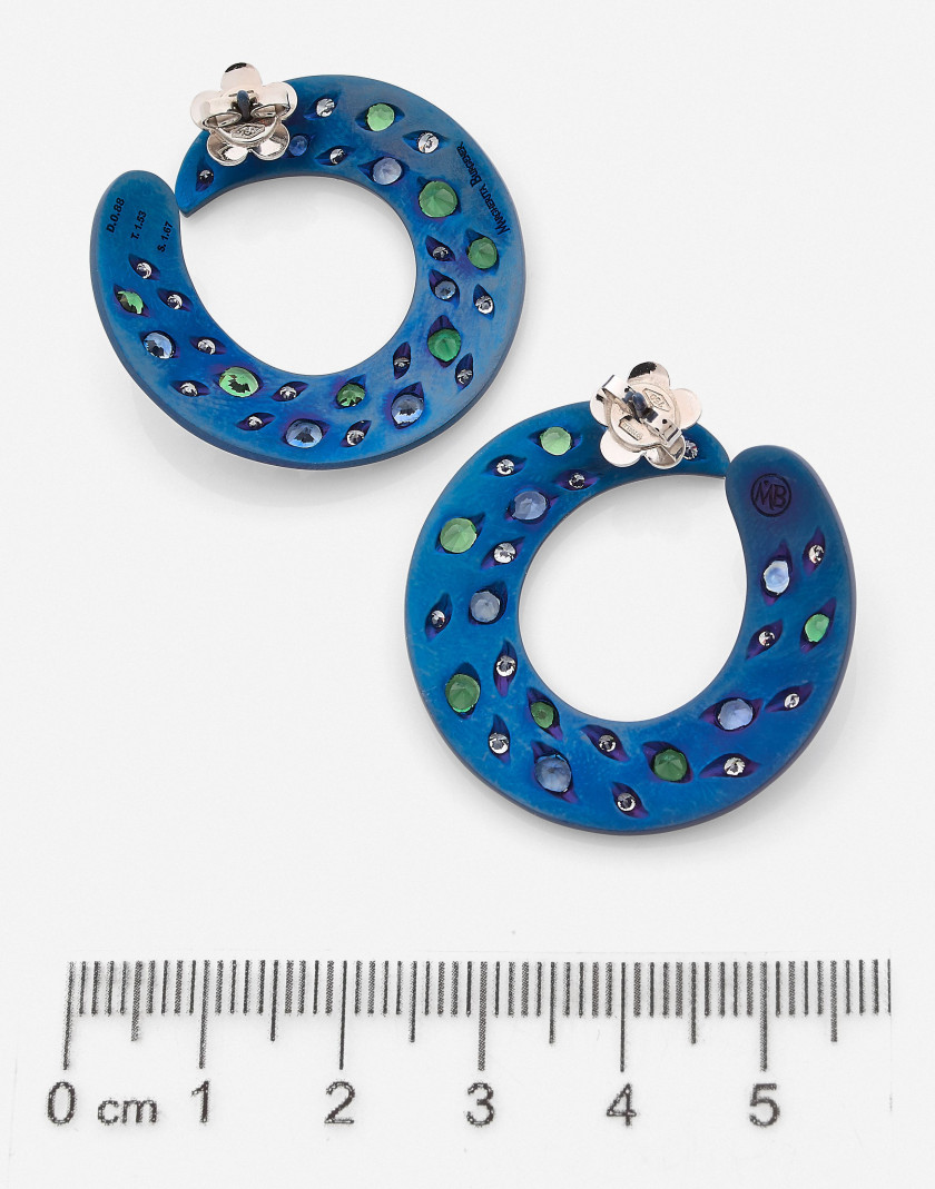 Margherita BURGENER Créoles or, titane, diamants, saphirs et tsavorites A diamond, tsavorite, sapphire, gold and titanium pair of hoop