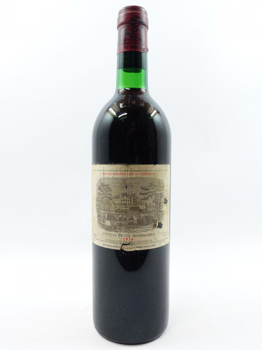 1 bouteille CHÂTEAU LAFITE ROTHSCHILD 1974 1er GC Pauillac  (base goulot. Etiquette abimée, déchirée. Capsule abimée)