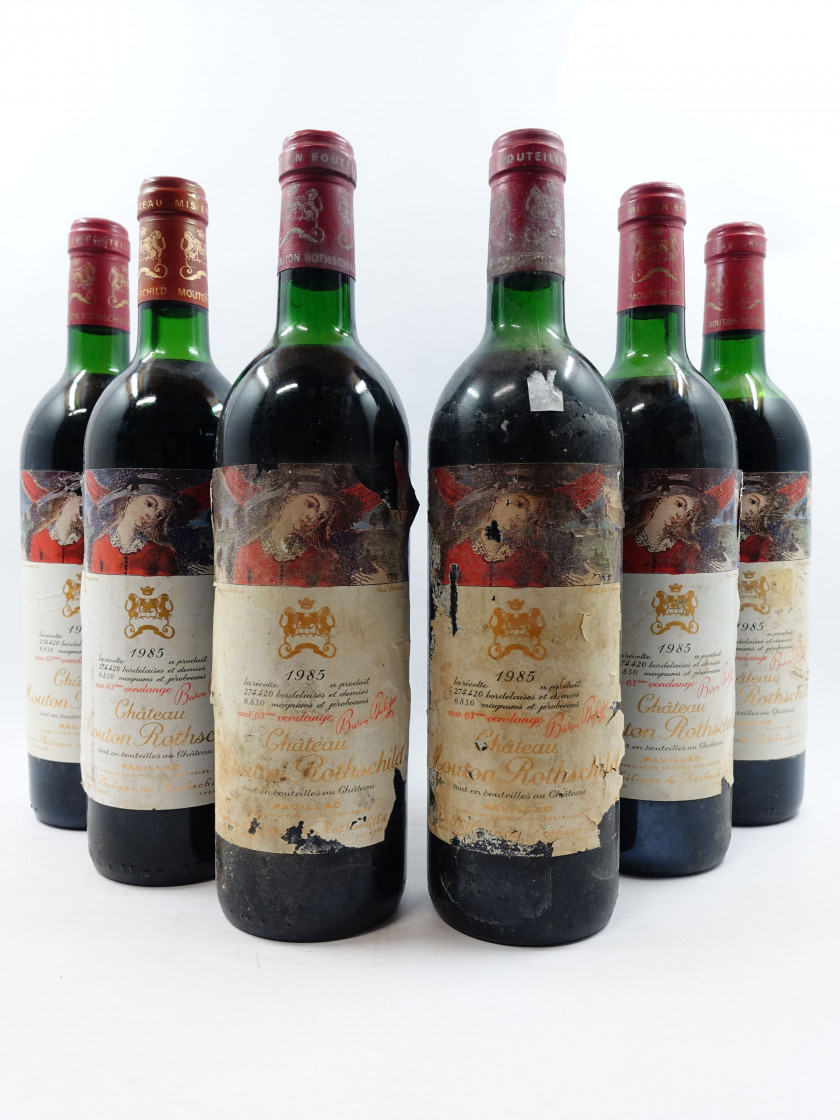 6 bouteilles CHÂTEAU MOUTON ROTHSCHILD 1985 1er GC Pauillac  (3 légèrement bas, 2 haute épaule, 1 mi-épaule. Etiquettes très abimées...