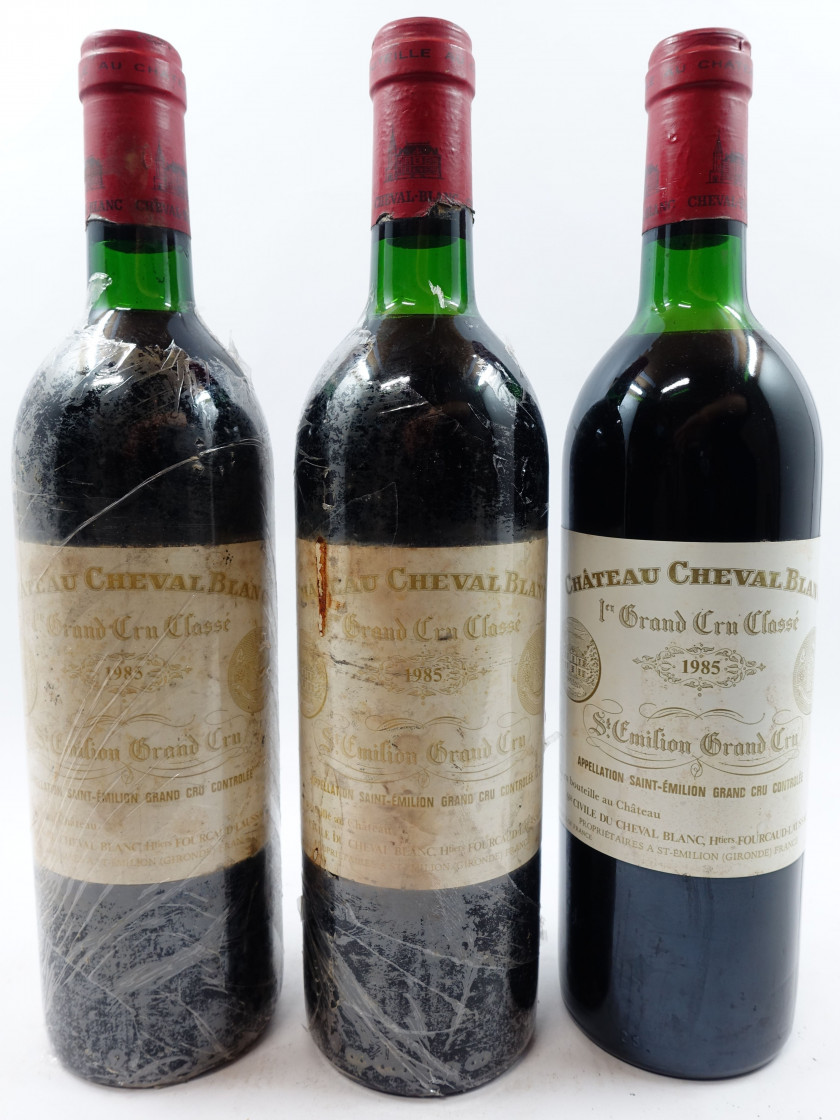 3 bouteilles CHATEAU CHEVAL BLANC 1985 1er GCC (A) Saint Emilion (1 haute épaule, 2 légèrement bas