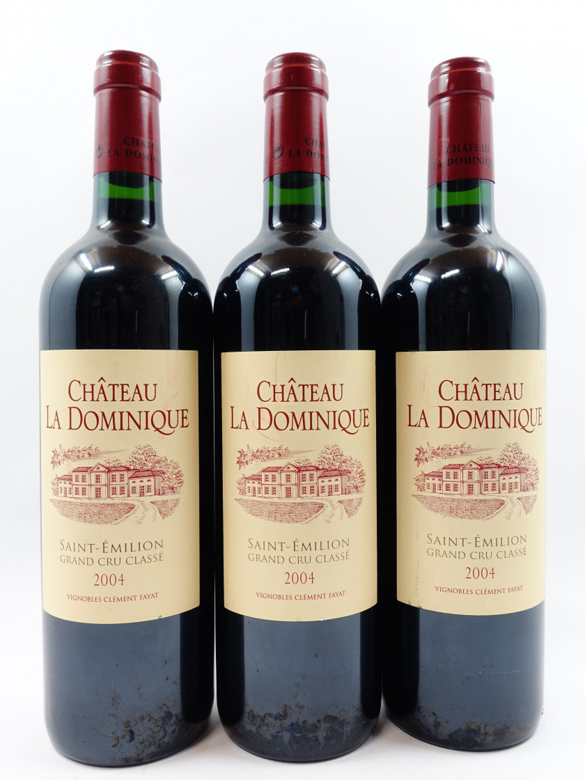 3 bouteilles CHÂTEAU LA DOMINIQUE 2004 GCC Saint Emilion (étiquettes et contre étiquettes léger abimées)