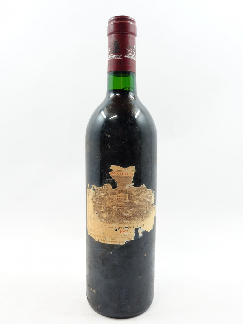 1 bouteille CHATEAU LAFITE ROTHSCHILD 1987 1er GC Pauillac (étiquette très abimée, très déchirée