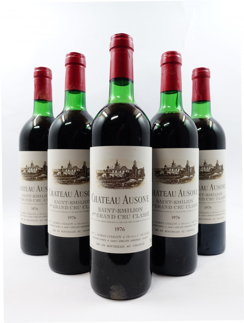 5 bouteilles CHÂTEAU AUSONE 1976 1er GCC (A) Saint Emilion (2 légèrement bas, 3 haute épaule