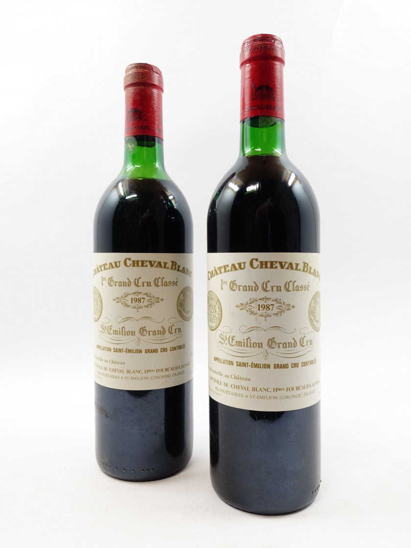 2 bouteilles CHÂTEAU CHEVAL BLANC 1987 1er GCC (A) Saint Emilion (1 légèrement bas, 1 haute épaule, étiquettes fanées