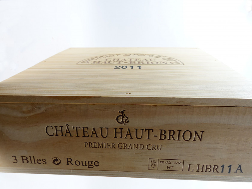 3 bouteilles CHÂTEAU HAUT BRION 2011 1er GC Pessac Léognan Caisse bois d'origine (abimée sur le dessus)