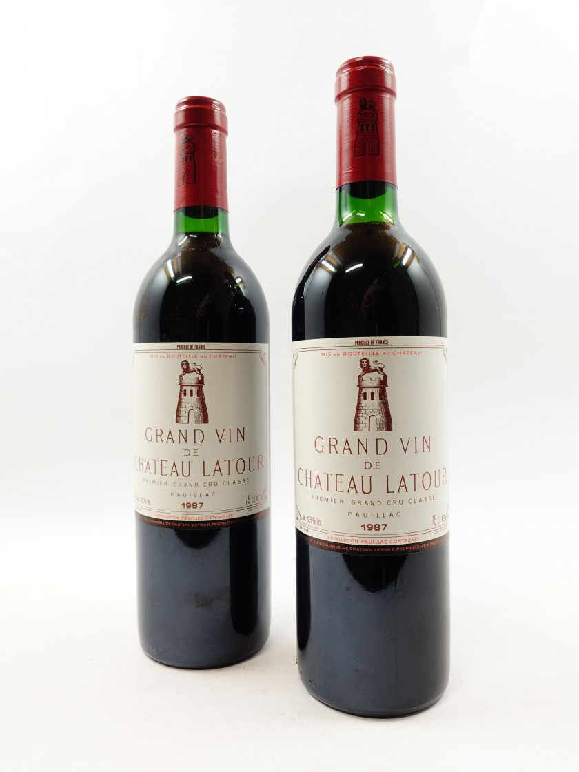 2 bouteilles CHÂTEAU LATOUR 1987 1er GC Pauillac (1 base goulot, 1 légèrement bas
