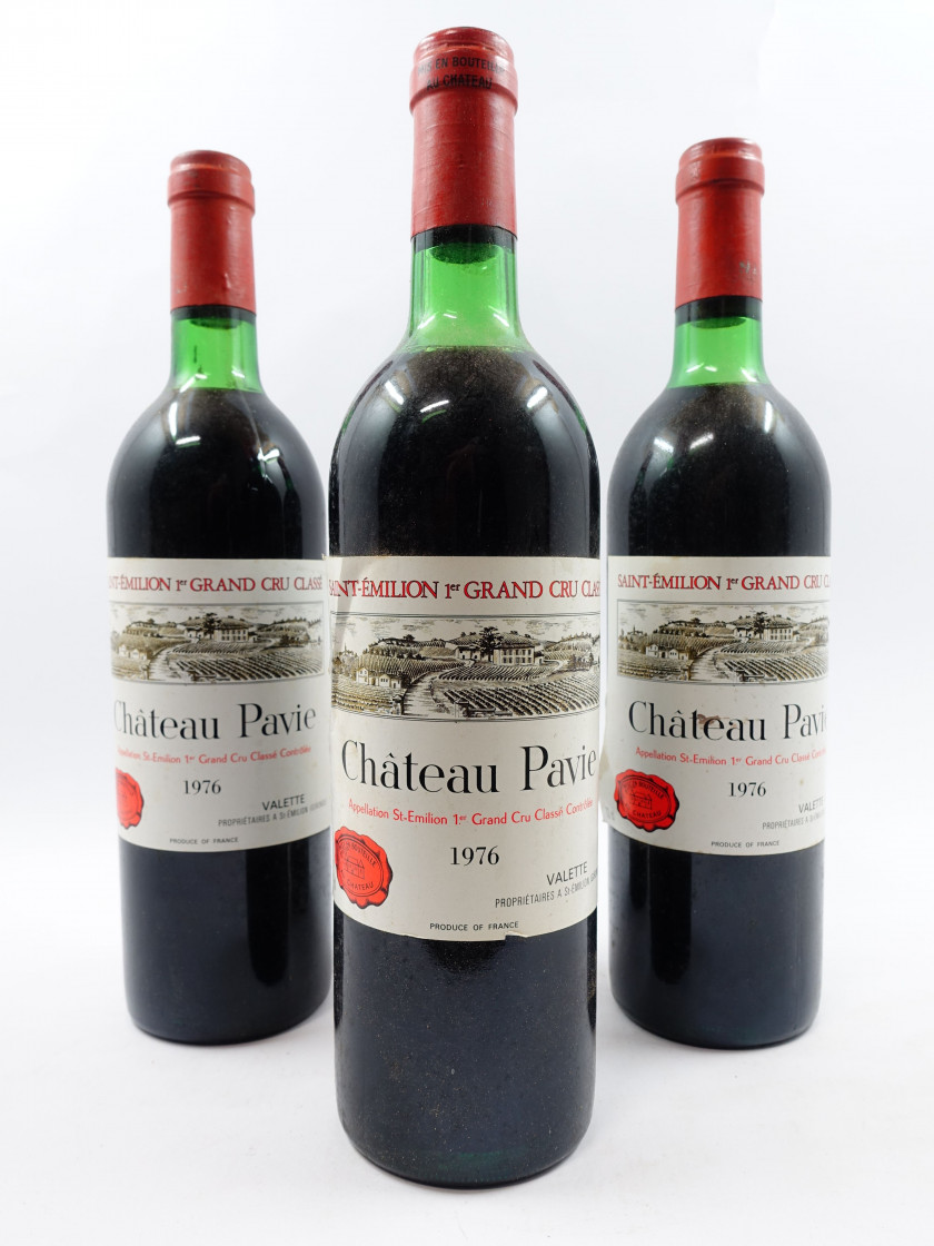 3 bouteilles CHÂTEAU PAVIE 1976 1er GCC (B) Saint Emilion (haute épaule, étiquettes léger tachées, déchirées