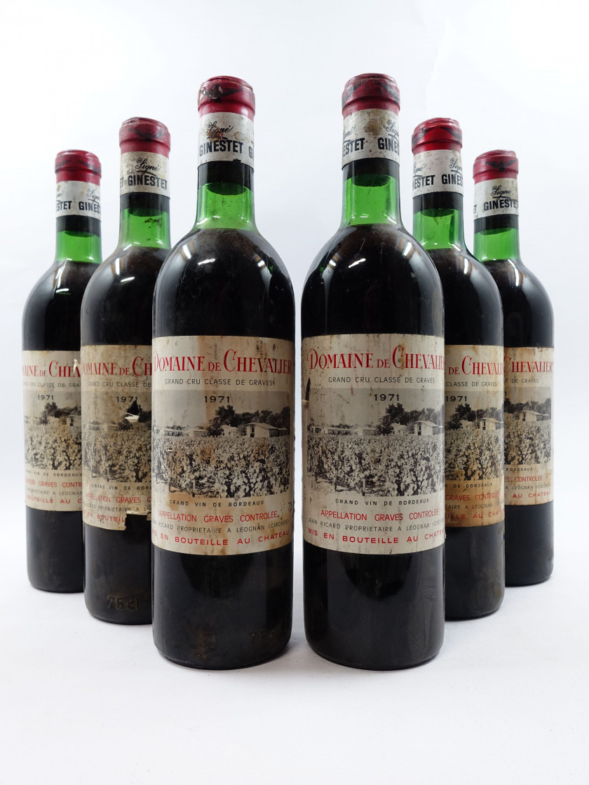 6 bouteilles DOMAINE DE CHEVALIER 1971 CC Pessac Léognan (légèrement bas, étiquettes très tachées, déchirées