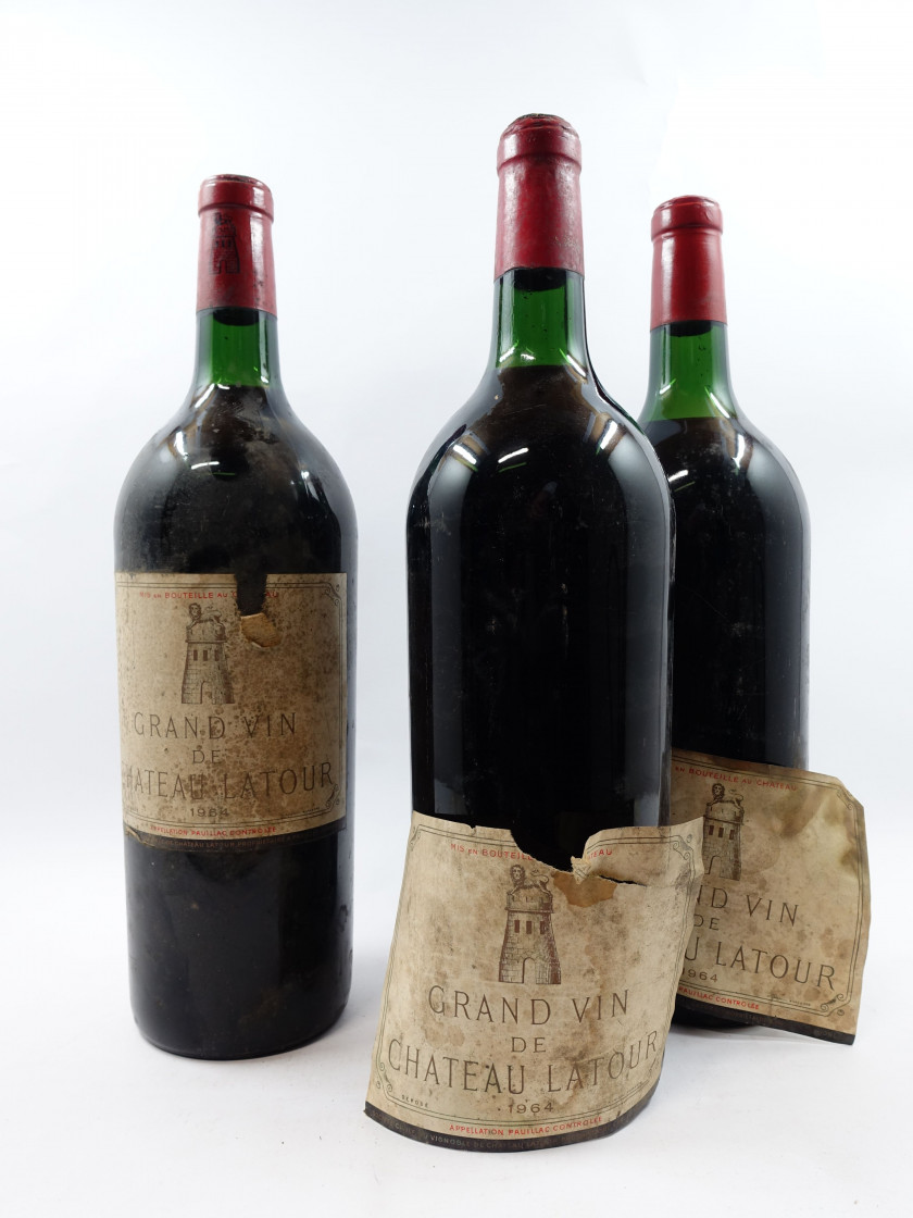 3 magnums CHÂTEAU LATOUR 1964 1er GC Pauillac (2 base goulot, 1 légèrement bas, étiquettes très tachées, déchirées dont 2 décollées