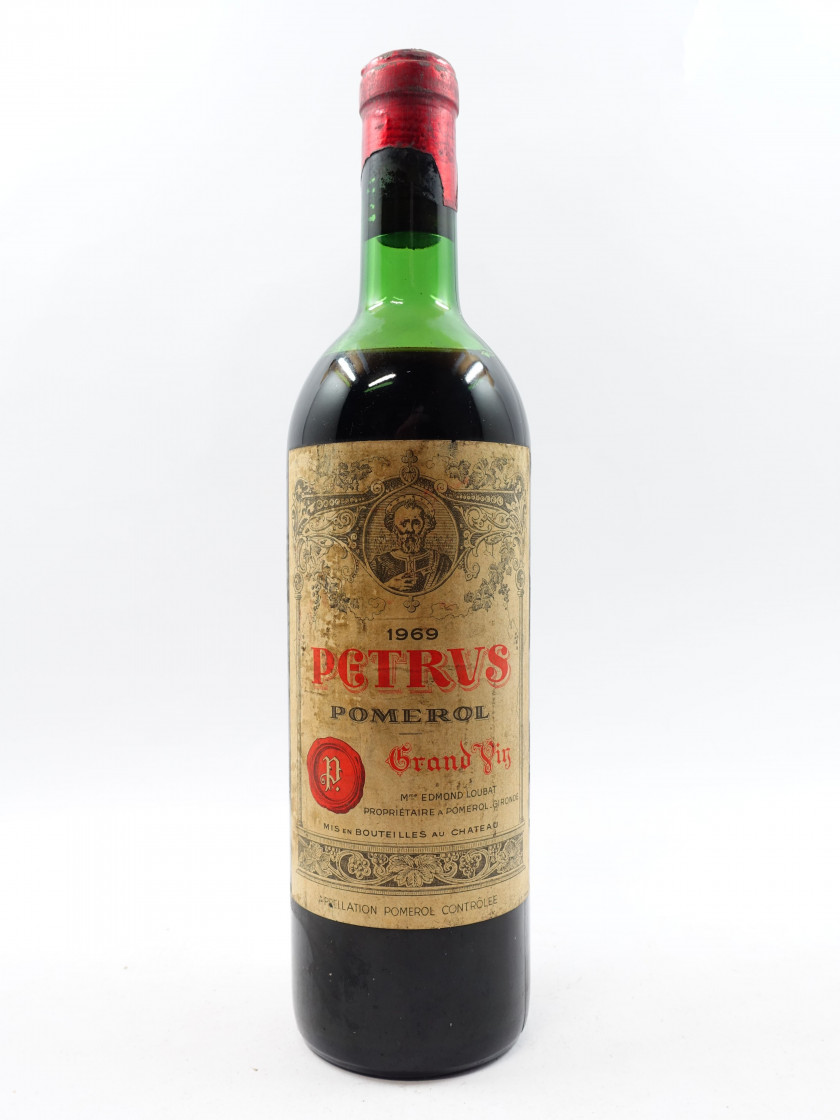 1 bouteille PETRUS 1969 Pomerol (mi-épaule, étiquette sale, tachée, léger déchirée