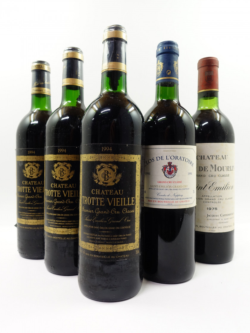 5 bouteilles 3 bts : CHÂTEAU TROTTEVIEILLE 1994 1er GCC (B) Saint Emilion (légèrement bas, étiquettes sales)