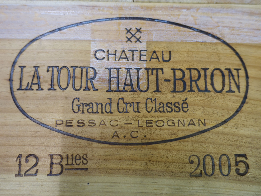 12 bouteilles CHÂTEAU LA TOUR HAUT BRION 2005 CC Pessac Léognan Caisse bois d'origine