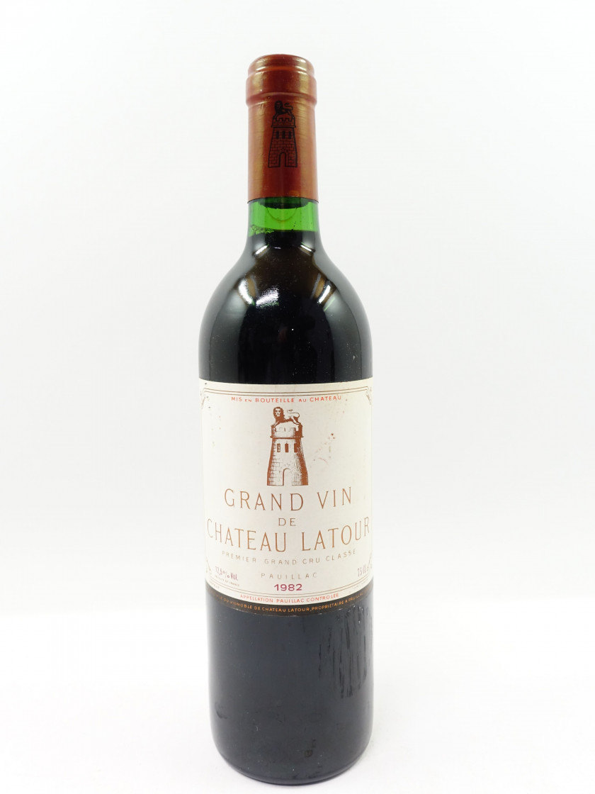 1 bouteille CHÂTEAU LATOUR 1982 1er GC Pauillac (étiquette léger abimée)