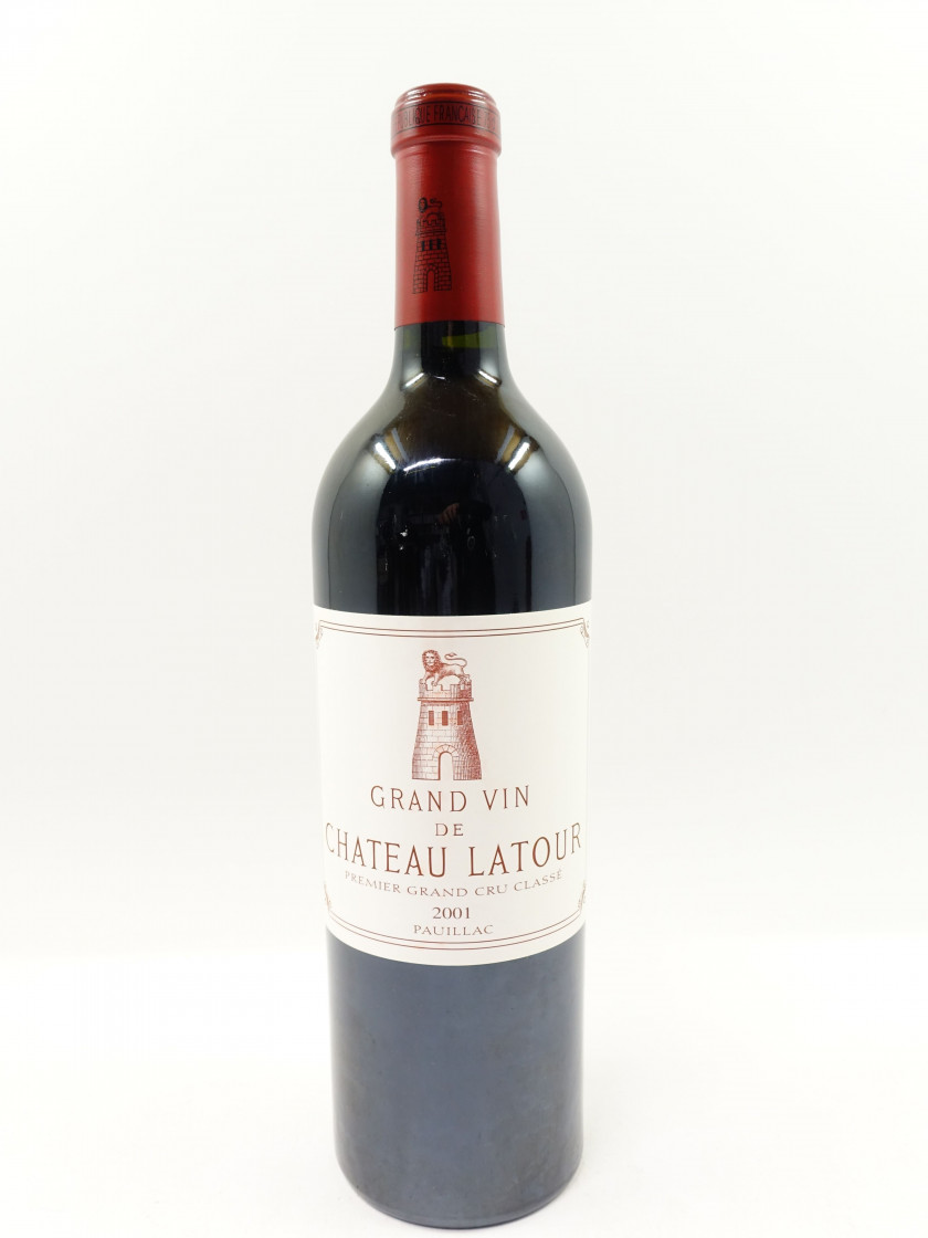1 bouteille CHÂTEAU LATOUR 2001 1er GC Pauillac (bouchon léger enfoncé)
