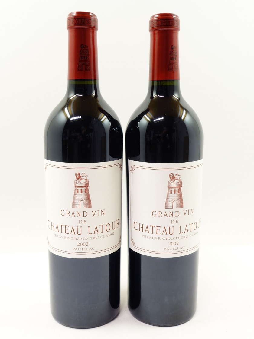 6 bouteilles CHÂTEAU LATOUR 2002 1er GC Pauillac (1 bouchon léger enfoncé)