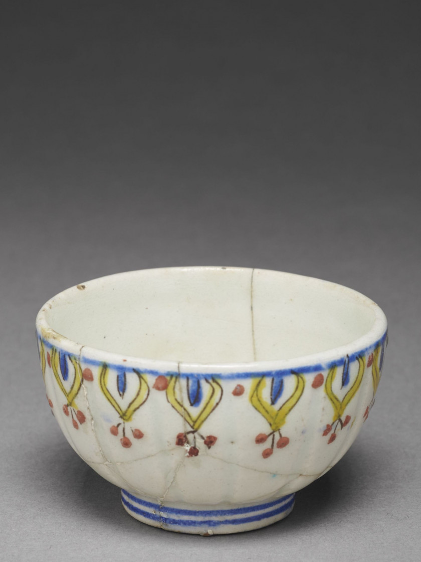 TASSE EN CÉRAMIQUE  Kütahya, 18e siècle