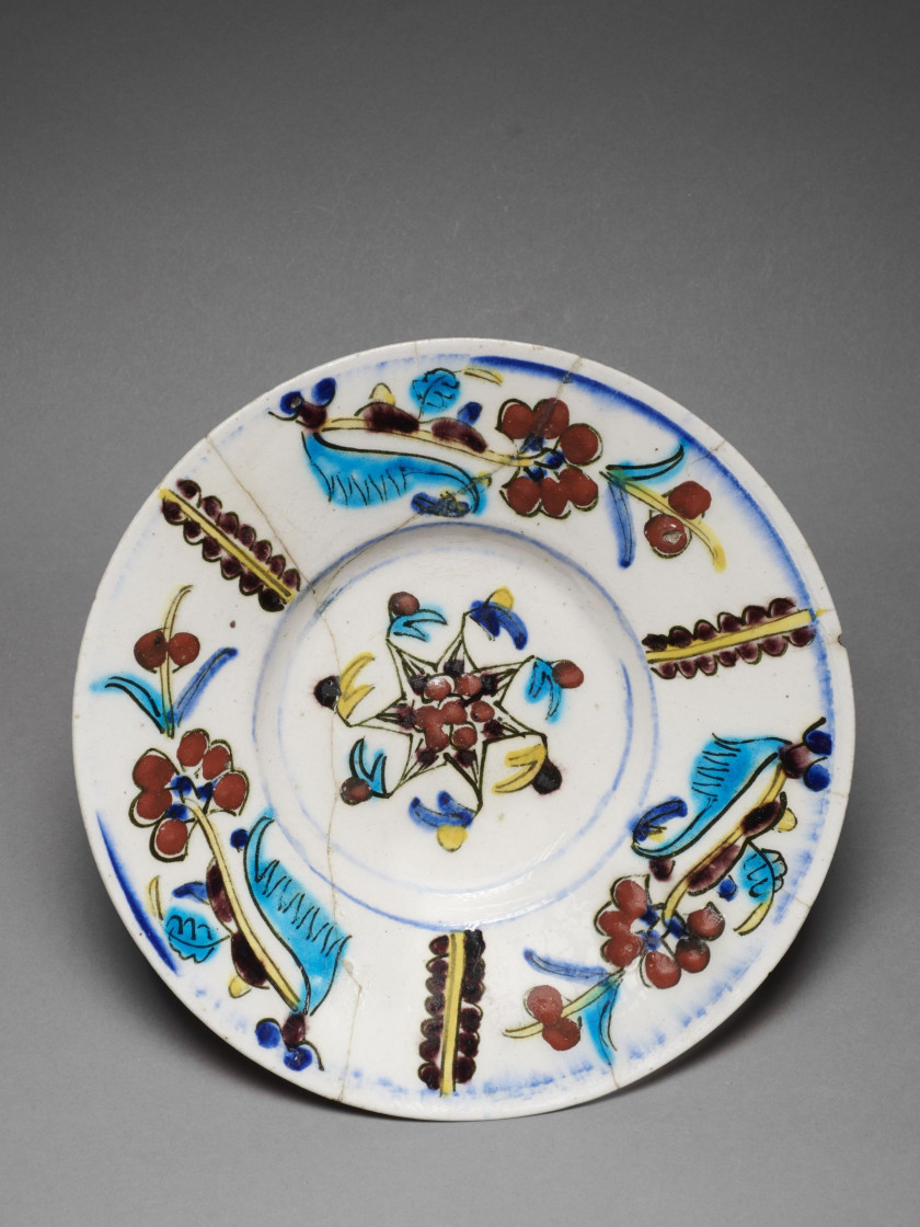 ASSIETTE EN CÉRAMIQUE  Kütahya, 18e siècle